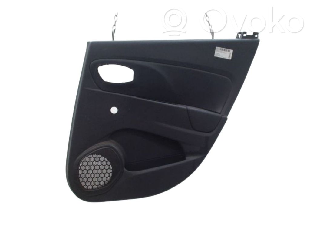 Renault Clio IV Takaoven verhoilu 