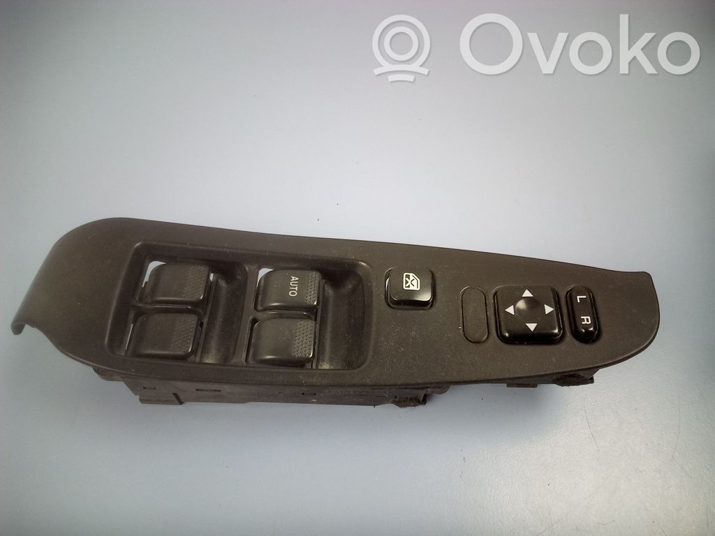 Electric window control switch   83071AE020