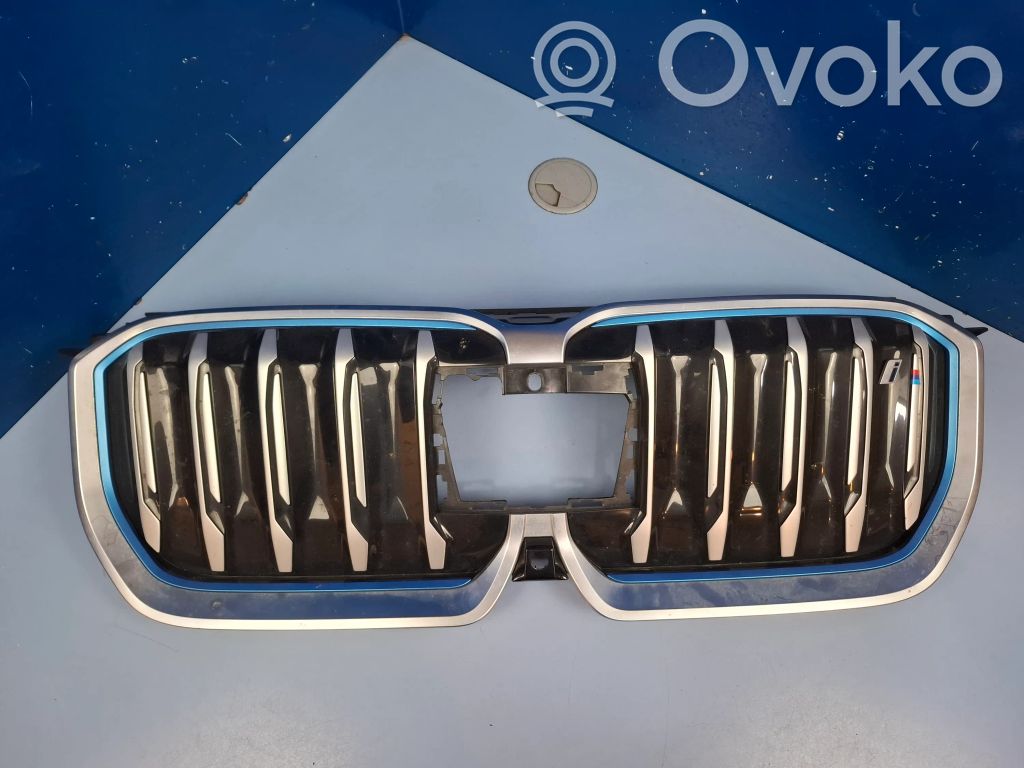 BMW X1 U11 Etupuskurin ylempi jäähdytinsäleikkö 