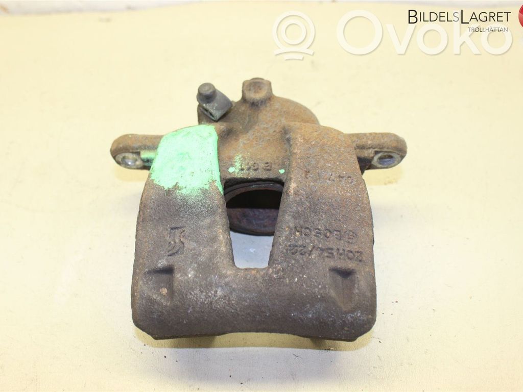 Opel Corsa D Zacisk hamulcowy przedni 