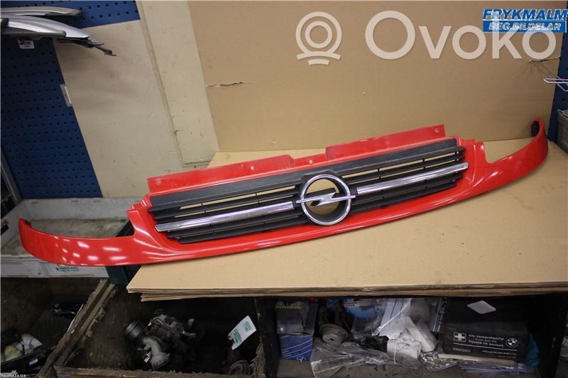 Opel Vivaro Front bumper upper radiator grill 