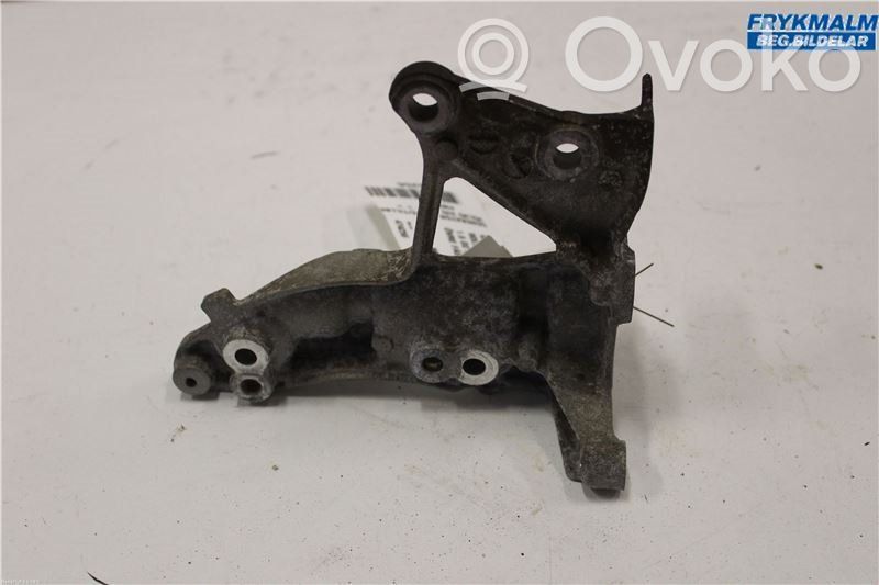 Volvo V40 Generator/alternator bracket 
