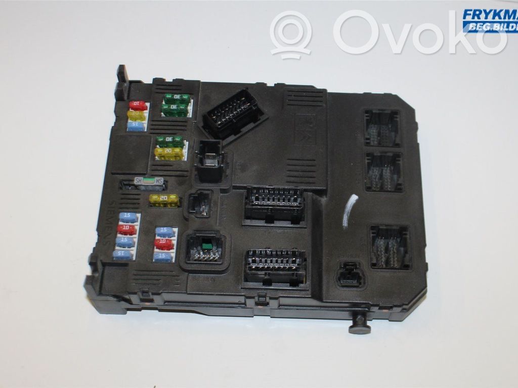 Peugeot 407 Module de fusibles 