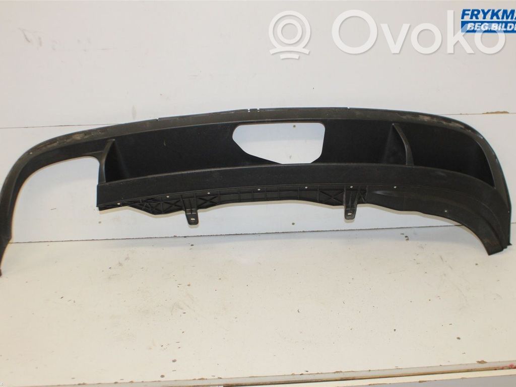 Volkswagen PASSAT CC Moldura inferior del parachoques trasero 