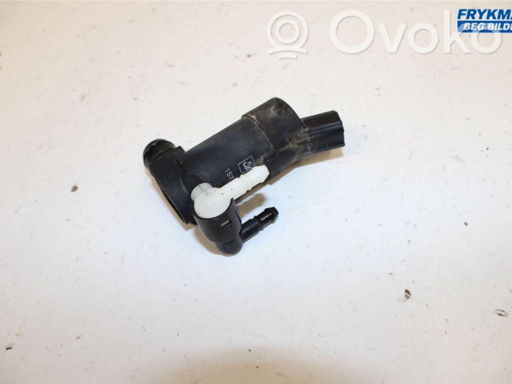 Volvo V70 Windscreen/windshield washer pump 