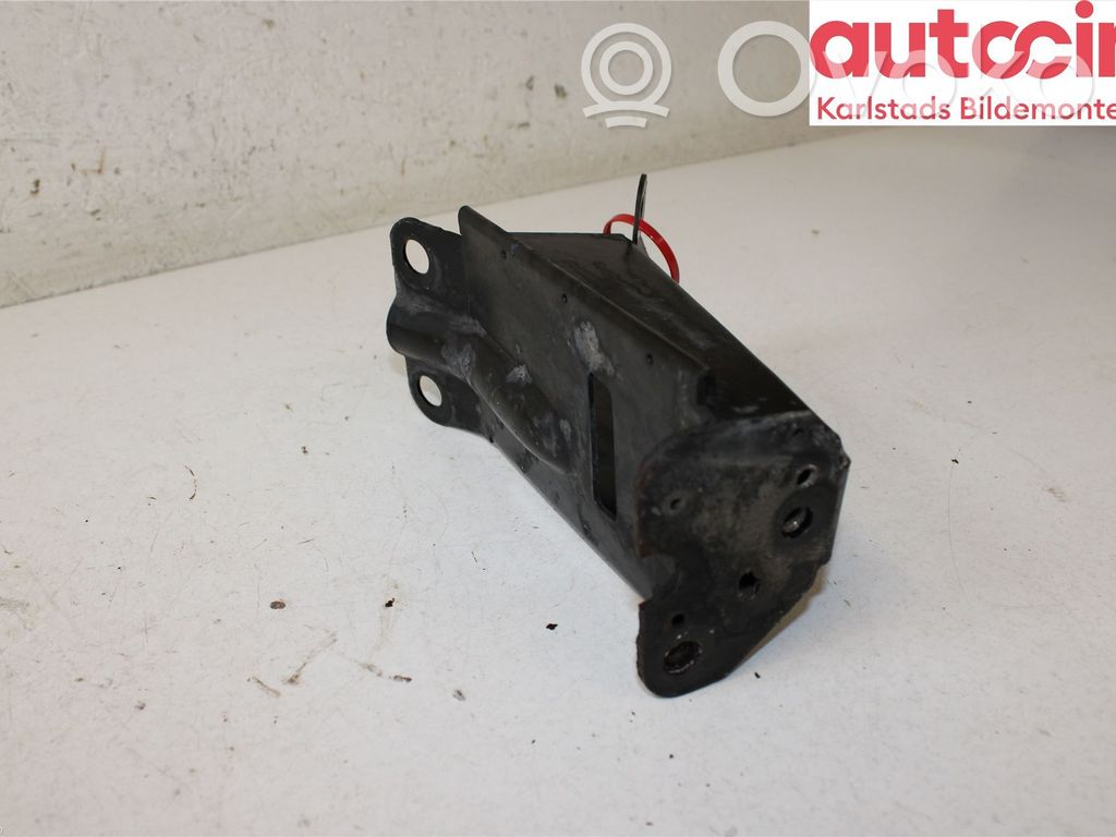 Volvo V70 Radiator support slam panel bracket 