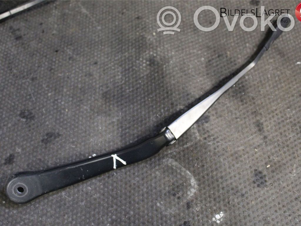 BMW 3 E90 E91 Priekinio stiklo valytuvų kojelė 