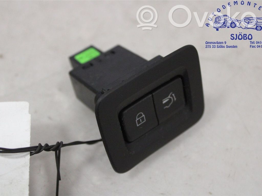 Mazda CX-30 Tailgate/boot open switch button 
