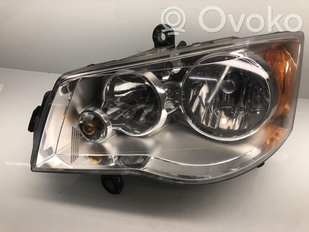 Chrysler Voyager Lampa przednia 