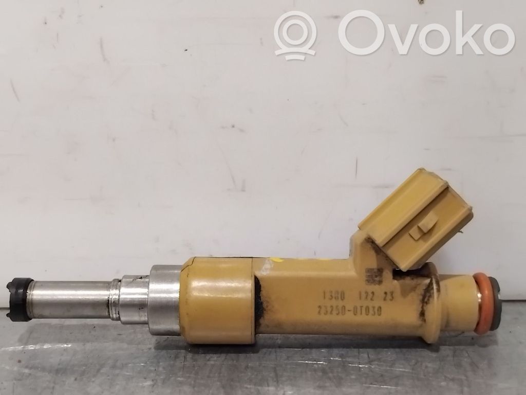 Toyota Avensis T270 Inyector de combustible 