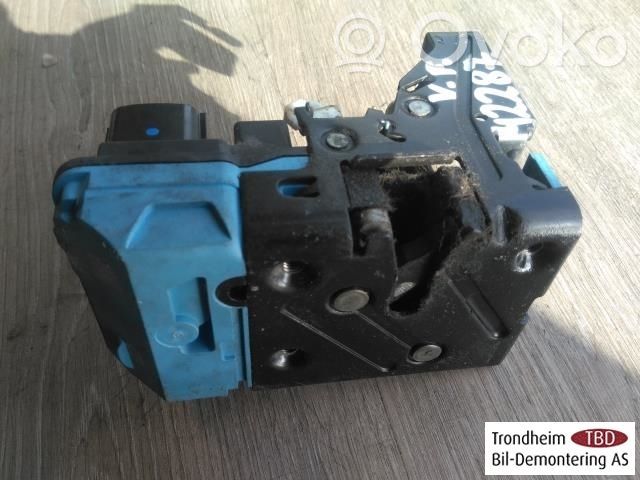 Volvo XC70 Front door lock 