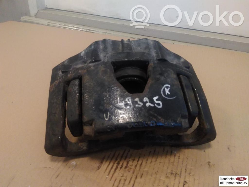 Volvo XC90 Zacisk hamulcowy przedni 