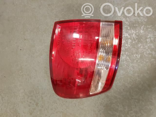Toyota Avensis Verso Luci posteriori