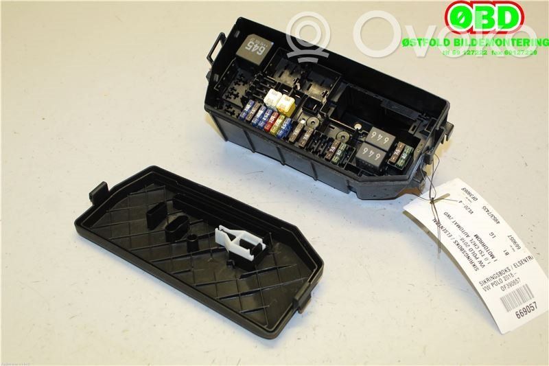 Volkswagen Polo VI Juego de caja de fusibles 