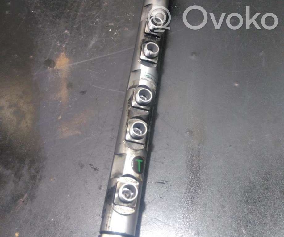 BMW X3 E83 Fuel distributor 