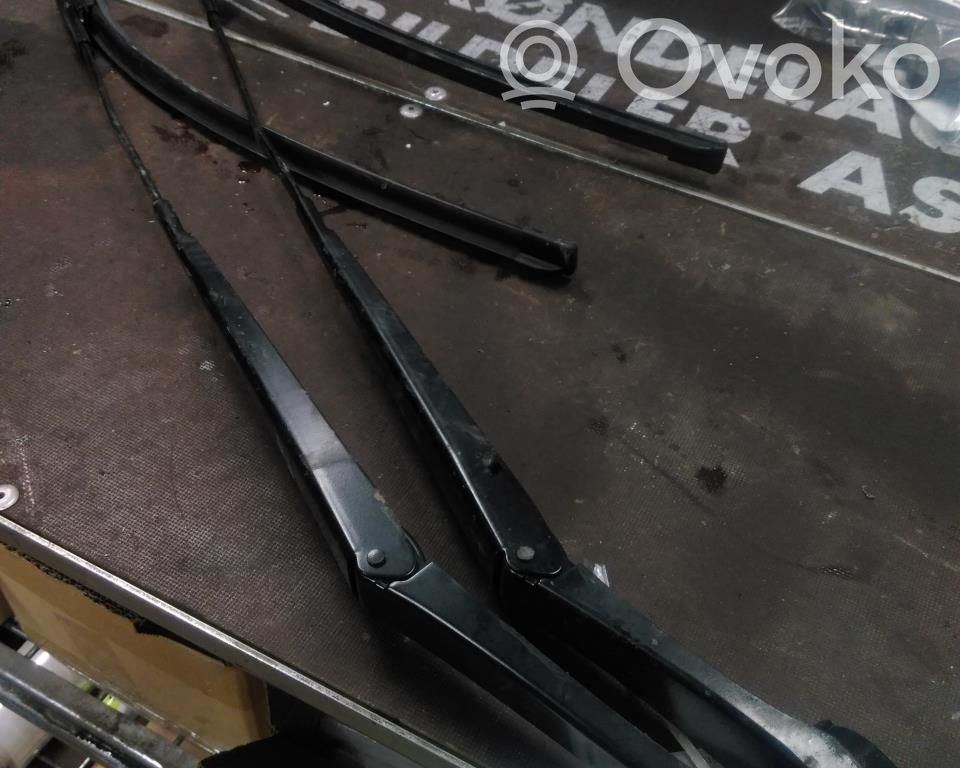 Brazo del limpiaparabrisas delantero