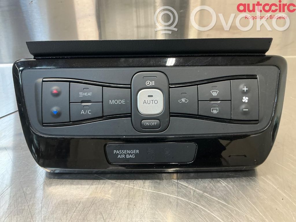 Nissan Leaf II (ZE1) Console centrale, commande chauffage/clim