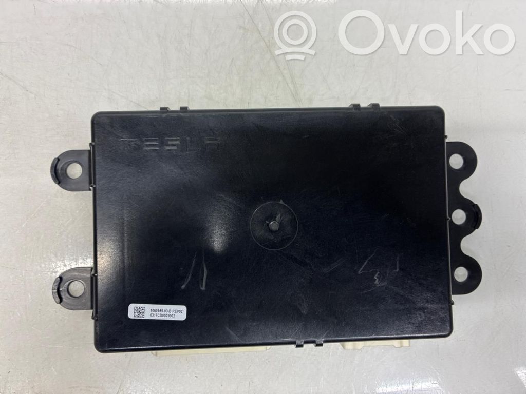Tesla Model S Suspension ride height/mode switch 