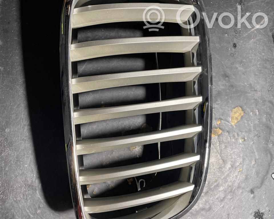 BMW X5 E70 Kojelaudan sivutuuletussuuttimen kehys 