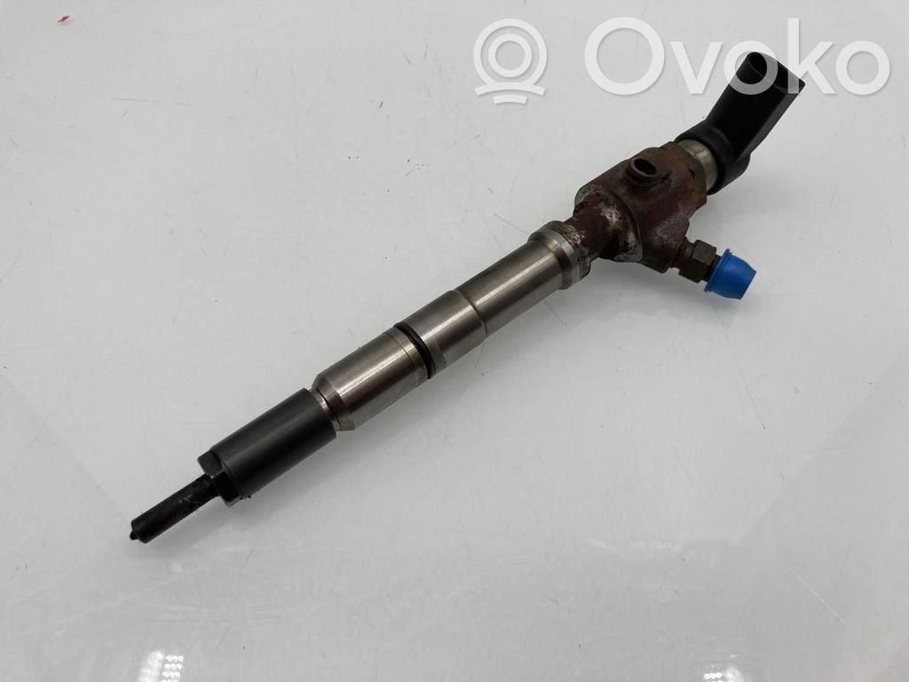 Volkswagen PASSAT B7 Wtryskiwacz paliwa 