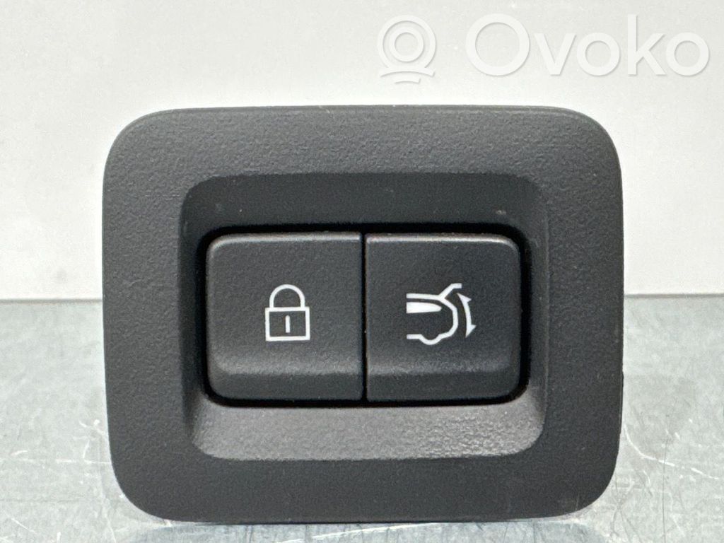 Mazda CX-30 Tailgate opening switch 