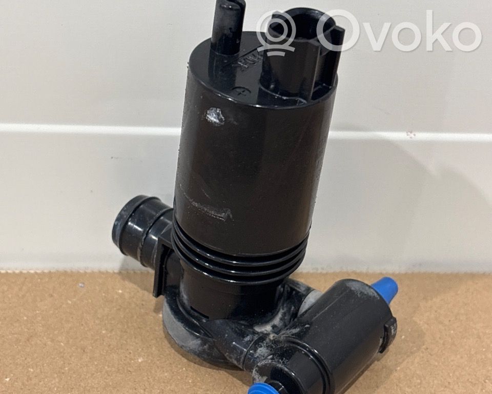 Nissan Juke I F15 Windscreen/windshield washer pump 
