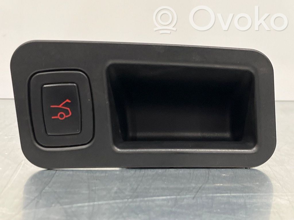 Tesla Model S Tailgate opening switch 