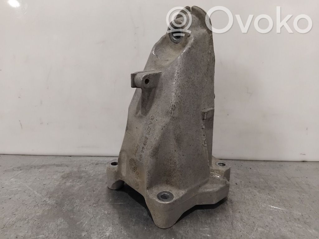Mercedes-Benz C W205 Engine mount bracket