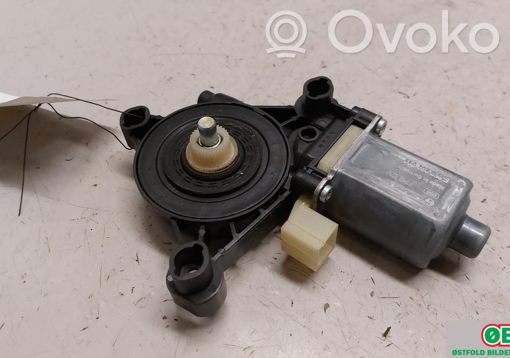 Volkswagen Tiguan Podnośnik szyby drzwi z silniczkiem 