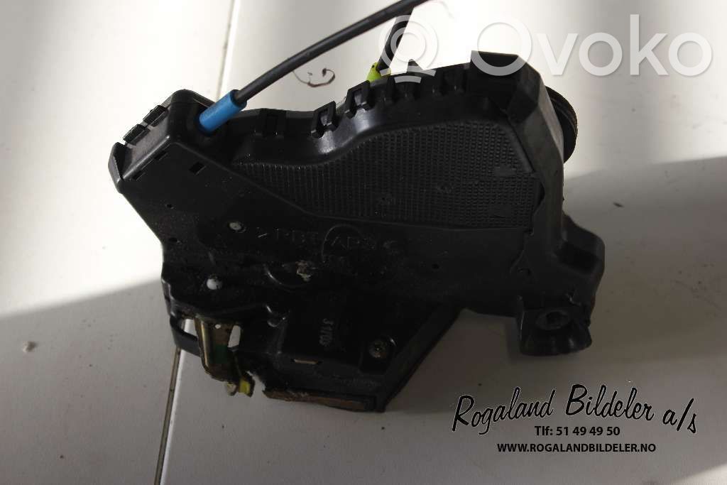 Toyota Avensis T250 Serratura portiera anteriore 