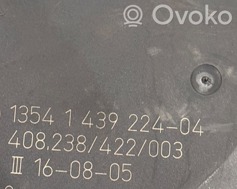 BMW 1 E81 E87 Kaasuttimen ilmaläppärunko 