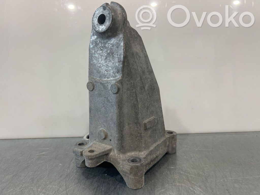 Mercedes-Benz C W205 Engine mount bracket 