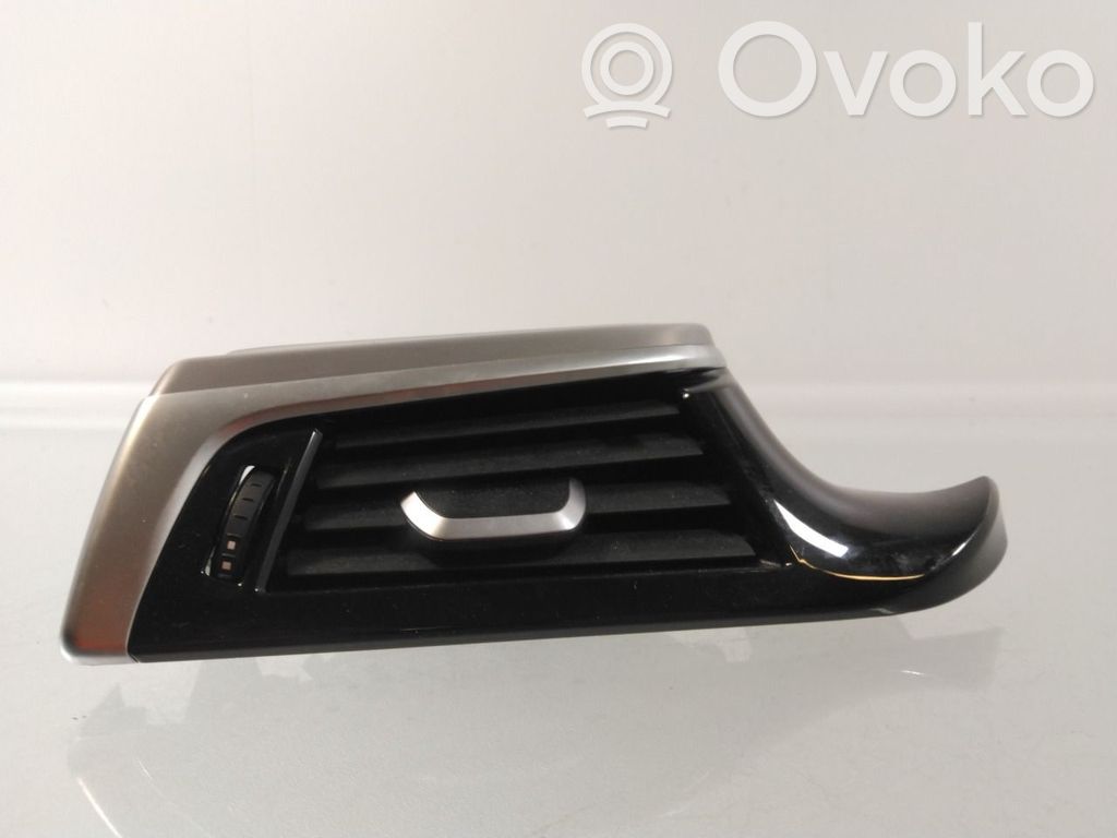 BMW 5 G30 G31 G38 Dysze / Kratki środkowego nawiewu deski rozdzielczej 