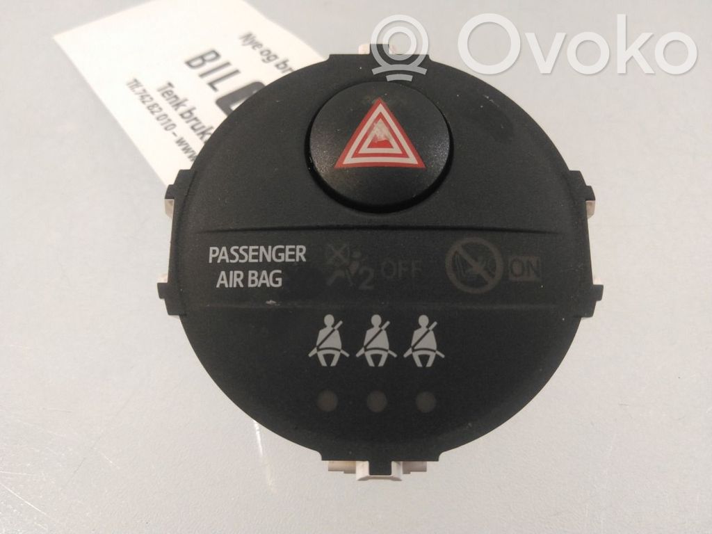 Toyota Yaris Interruttore luci di emergenza