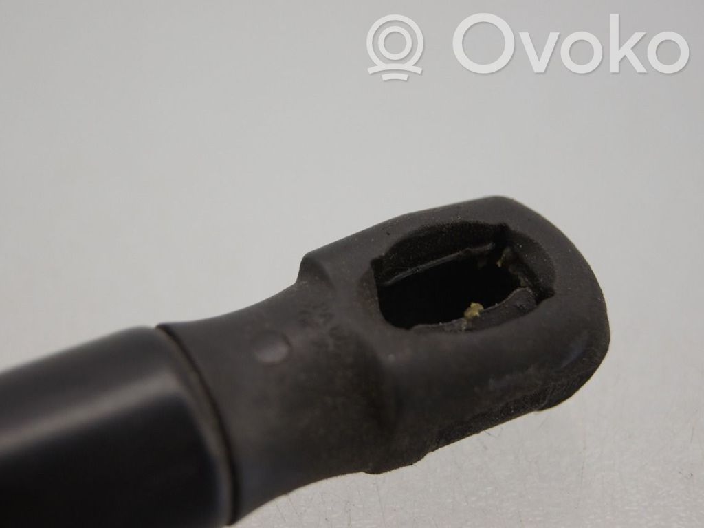 BMW 2 F22 F23 Konepellin kaasujousi 