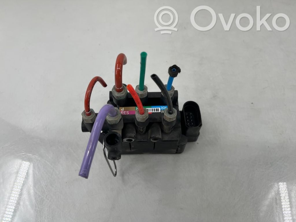 Porsche Taycan 9J1 Rozdzielacz / Blok zaworowy zawieszenia pneumatycznego osi tylnej 