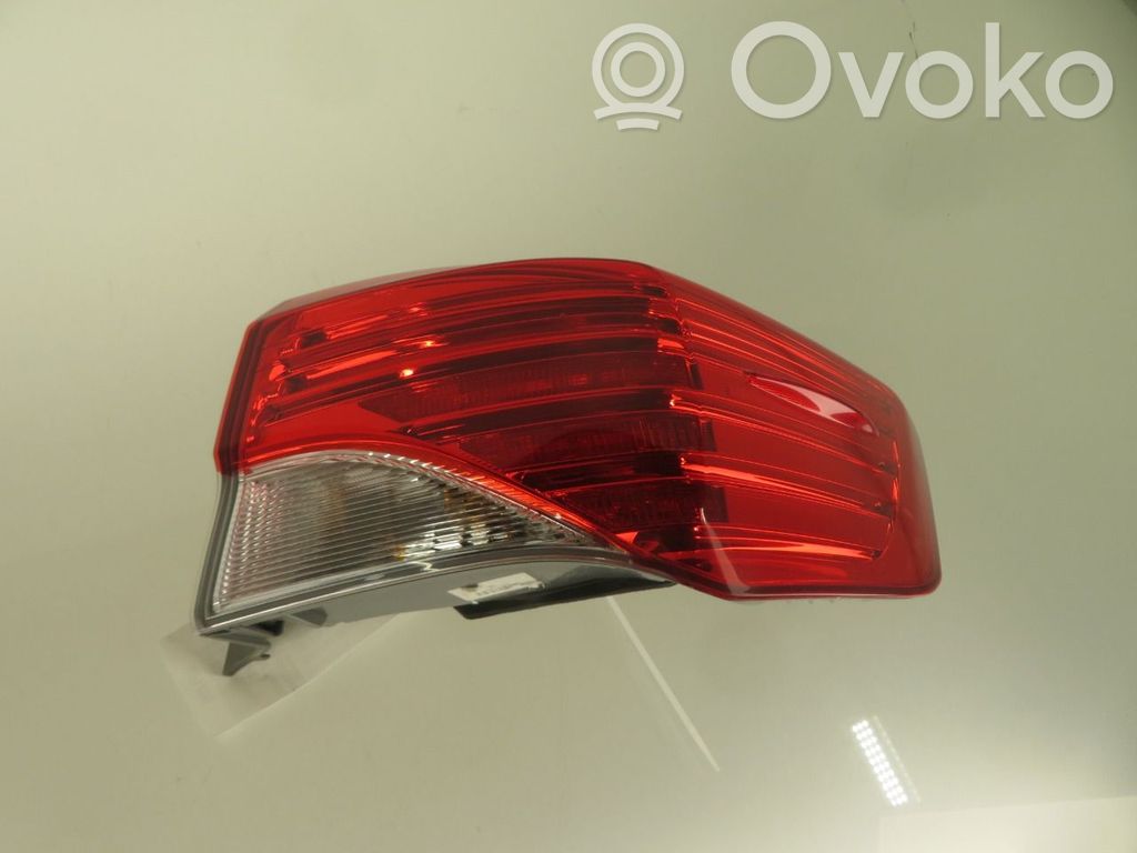 Toyota Avensis T270 Feux arrière / postérieurs 