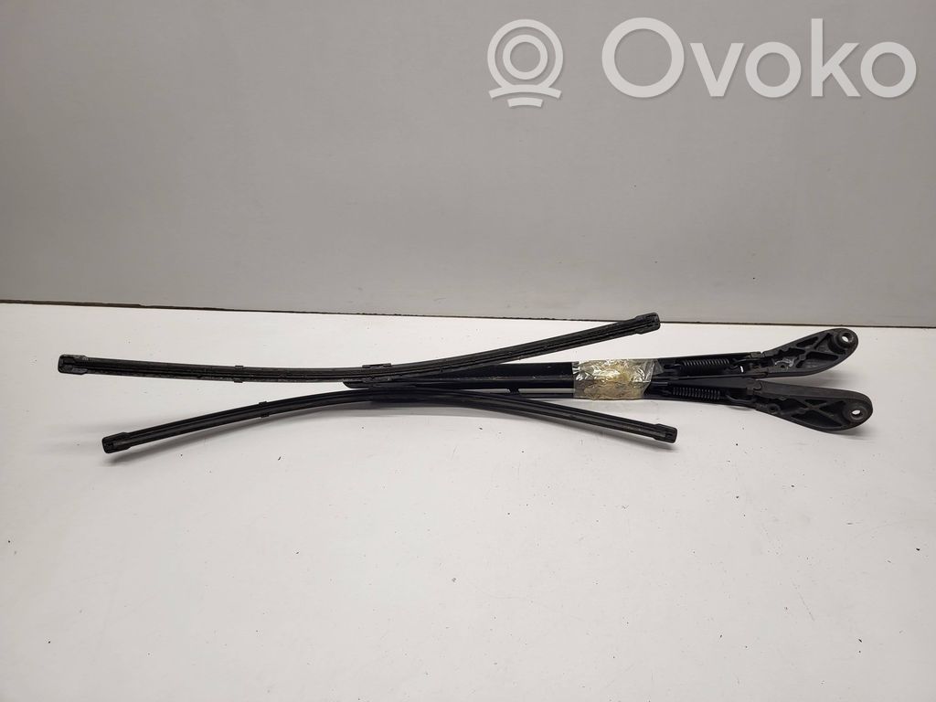 Front wiper blade arm