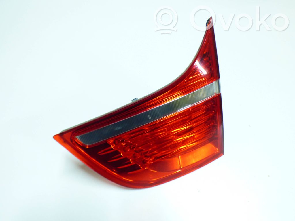 Tailgate rear/tail lights