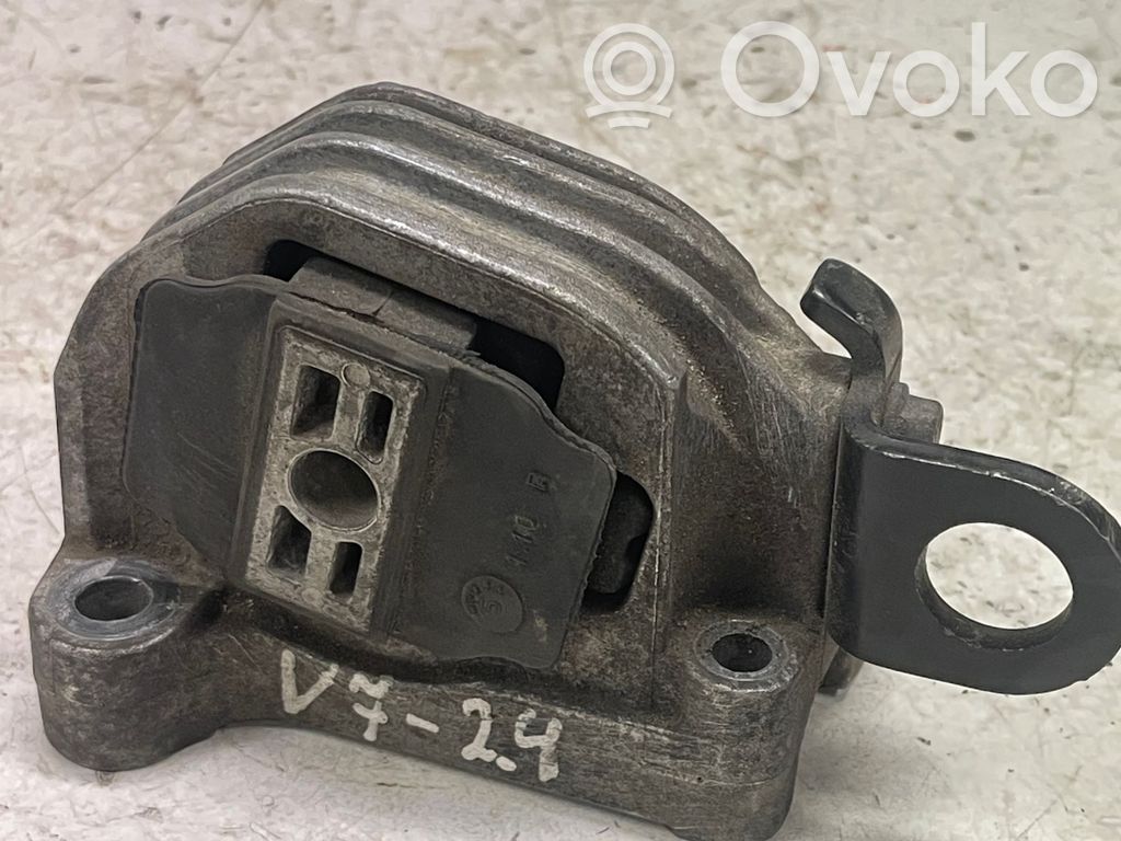 Volvo XC90 Engine mount bracket 