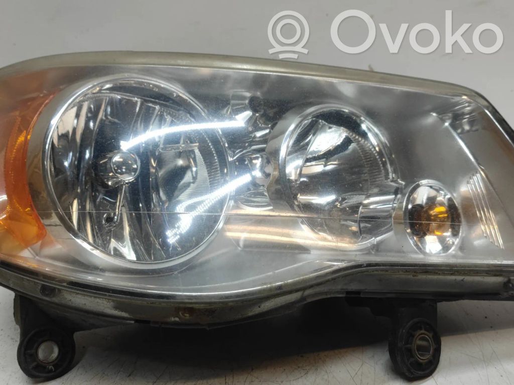 Chrysler Voyager Lampa przednia 