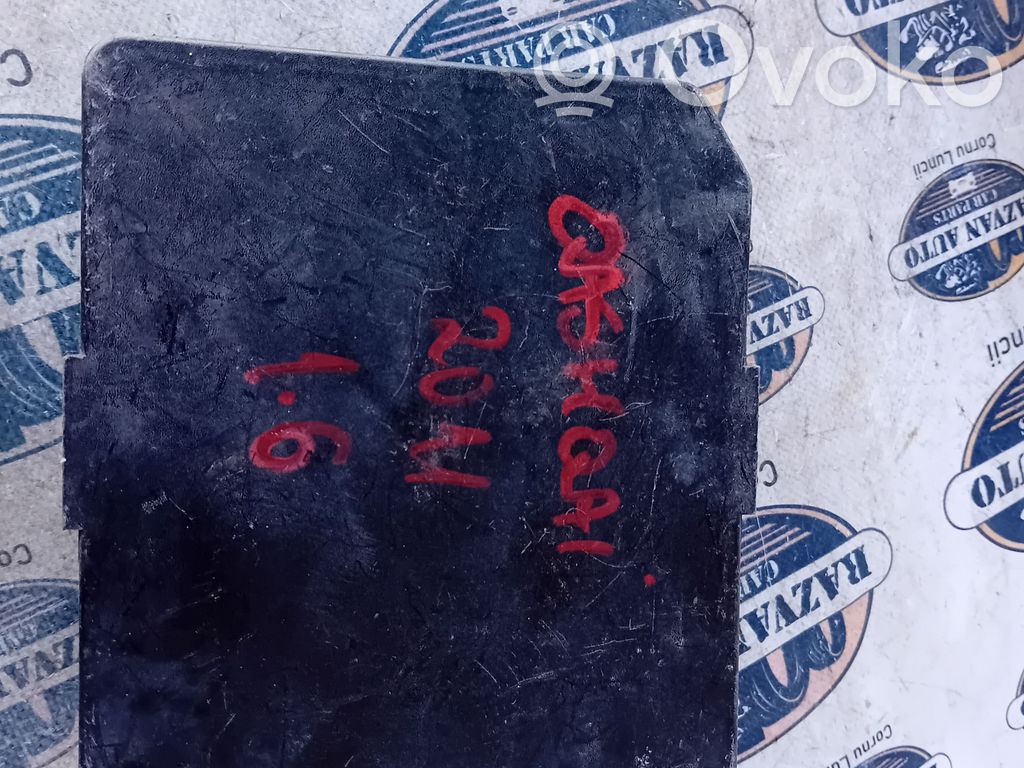 Nissan Qashqai Ramka / Moduł bezpieczników 