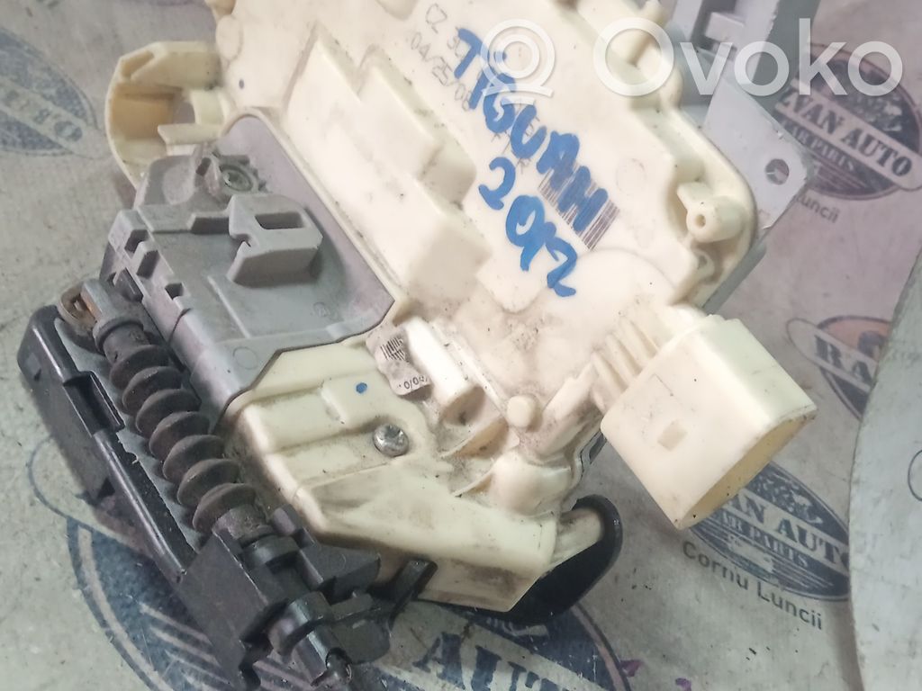 Volkswagen Tiguan Zamek drzwi przednich 