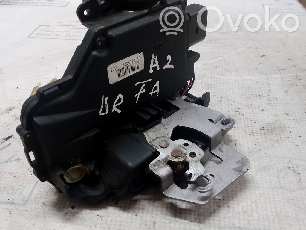 Priekšpusē slēdzene   8Z2837016D,33001,8Z2837016D