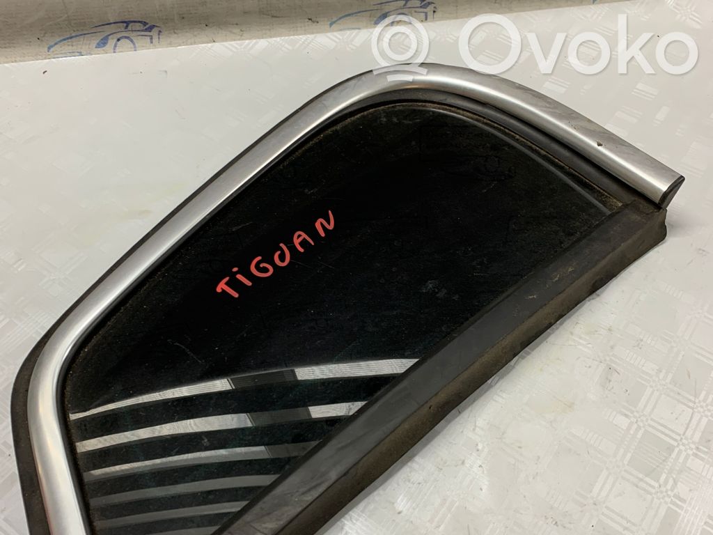 Volkswagen Tiguan Galinis šoninis kėbulo stiklas 