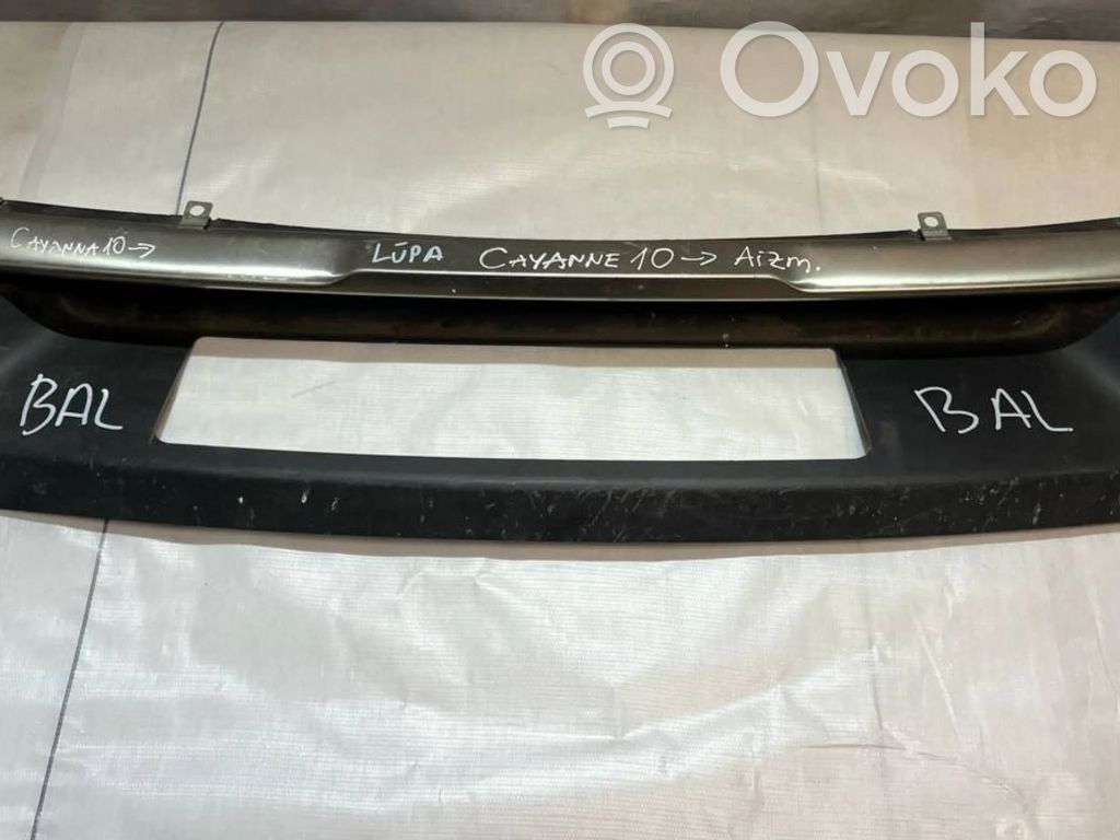Porsche Cayenne (92A) Moldura inferior del parachoques trasero 