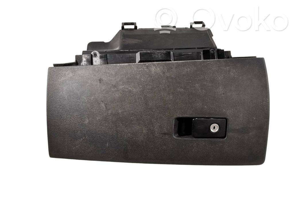 Volvo V70 Glove box 