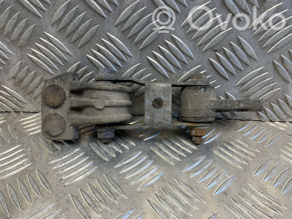 Volvo XC90 Engine mount bracket 