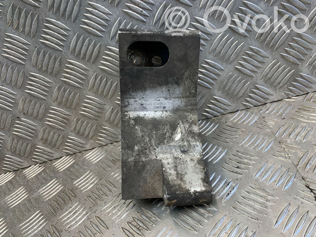 Volvo XC90 Engine mounting bracket 