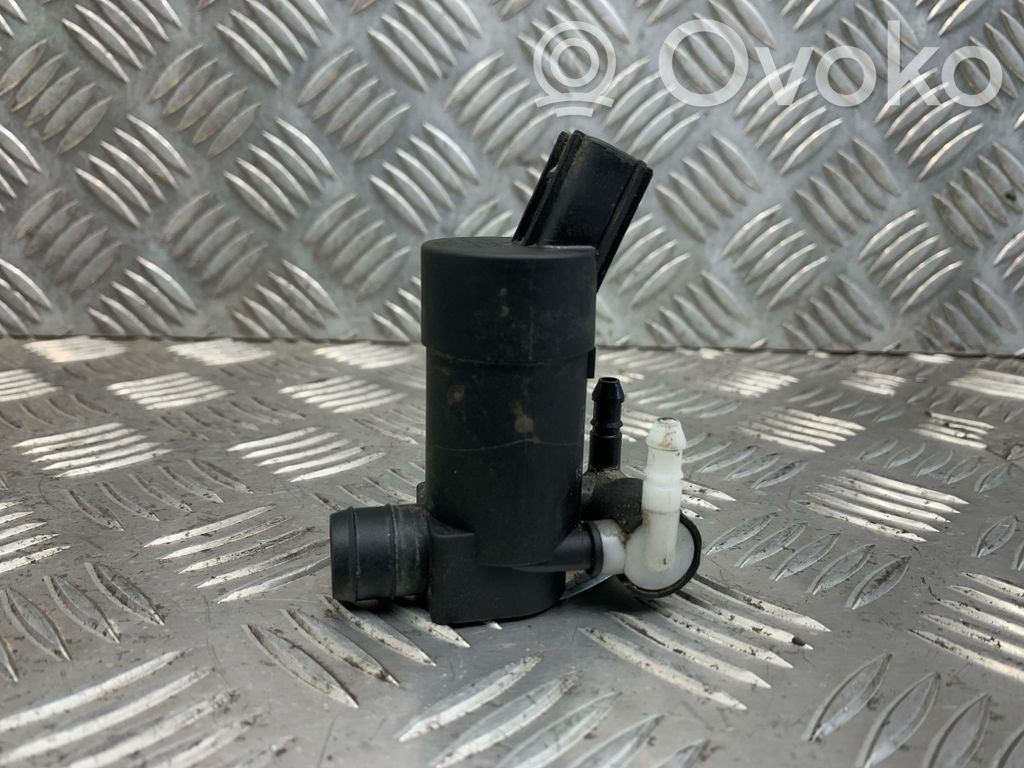 Volvo V70 Windscreen/windshield washer pump 